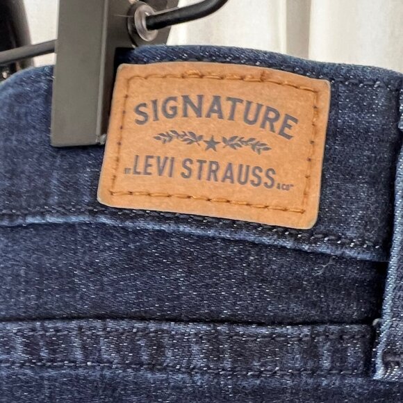 Levis Signature Mid Rise Boot Cut Jeans - Picture 3 of 6